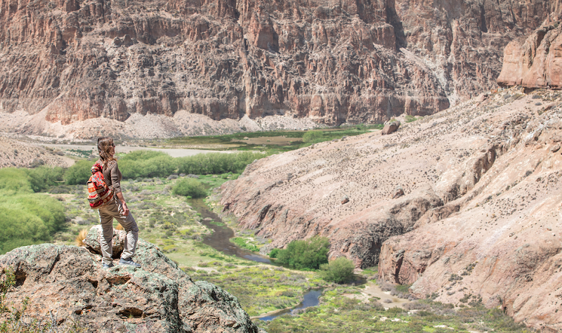 Persona contemplando el cañon en el Parque Patagonia.