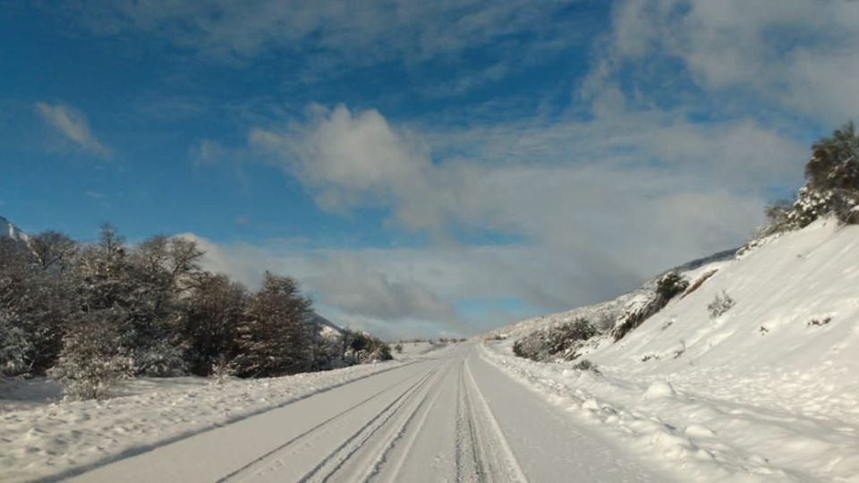 Ruta nevada por la ola polar.