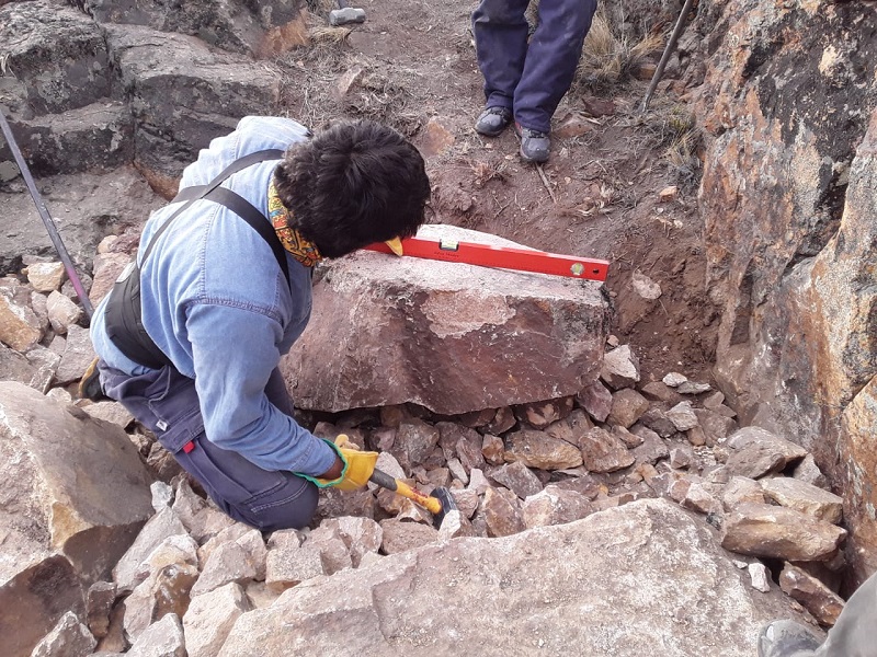 Trabajador realizando tareas en los senderos del Parque Patagonia.