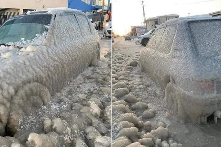 Auto congelado por el frío en Río Grande.