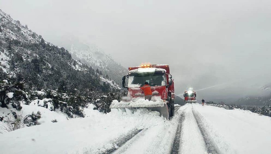 Camion despejando la ruta en la Patagonia.