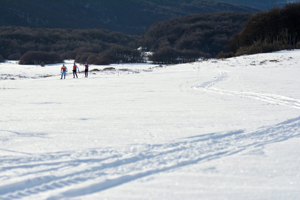 Marchablanca virtual en Tierra del Fuego. Gente haciendo esquí de fondo.