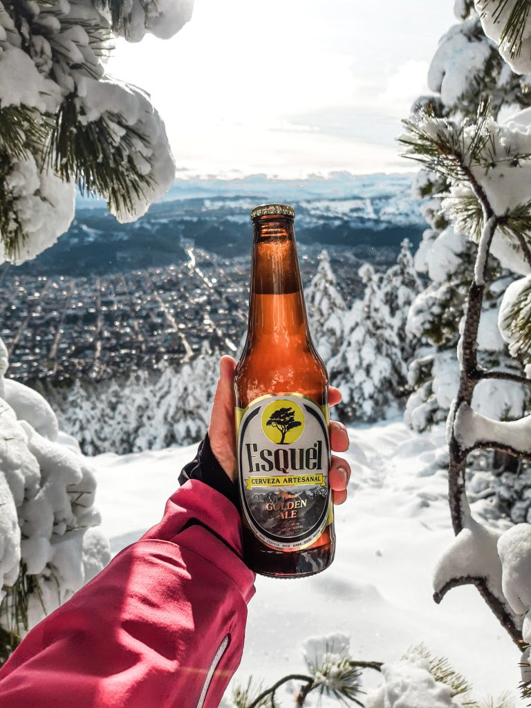 Esquel y una de sus cervezas.