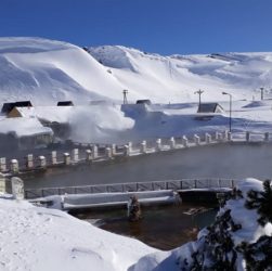 Termas de Copahue rodeadas de nieve.