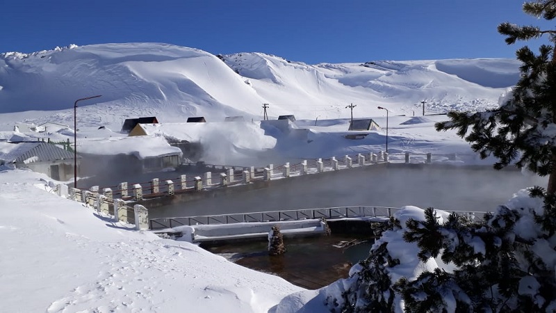 Termas de Copahue rodeadas de nieve.