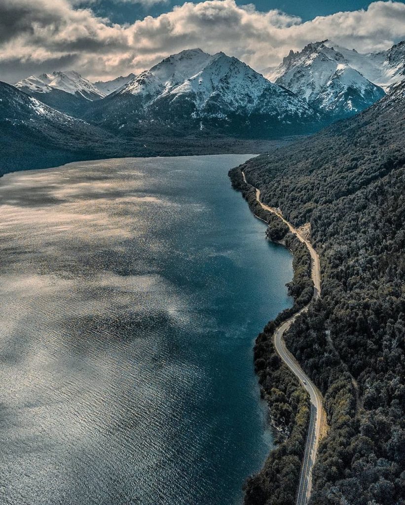 Ruta a Bariloche, parada para carga de autos eléctricos.