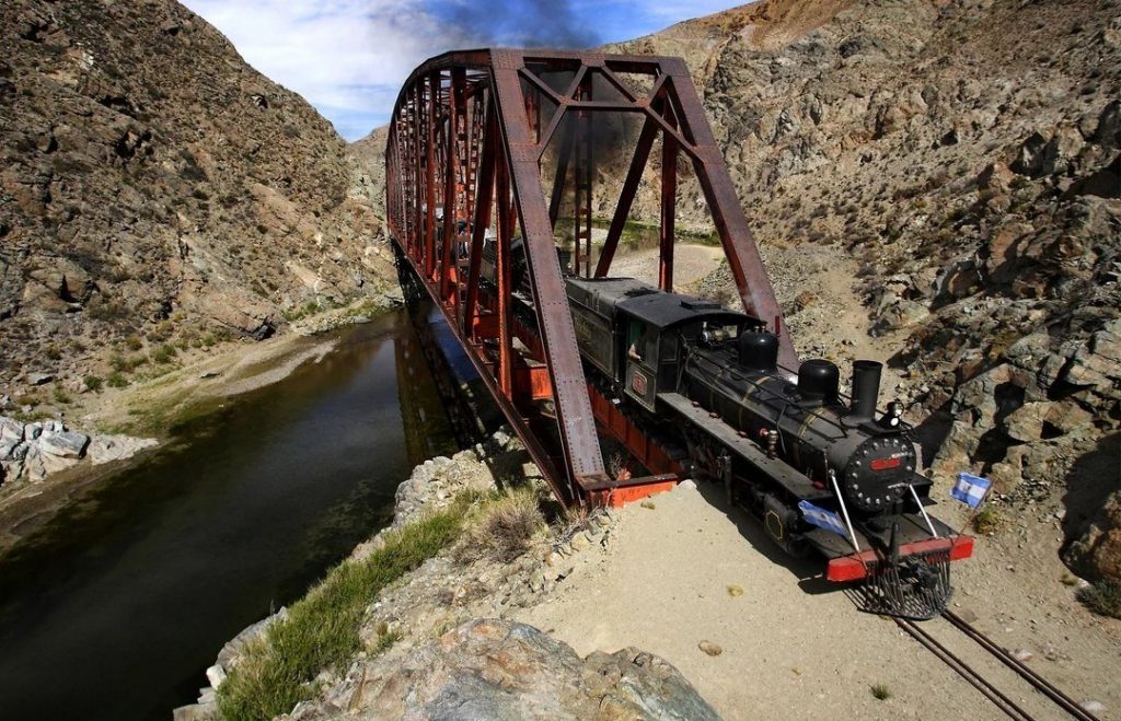 La Trochita pasando por un puente.