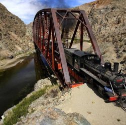 La Trochita pasando por un puente.