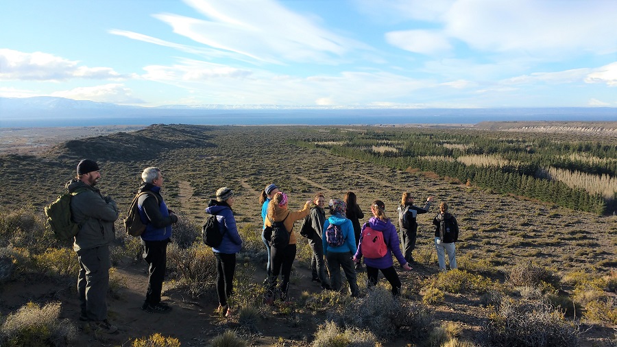 Grupo de gente recorriendo senderos. Extienden el plan Previaje.