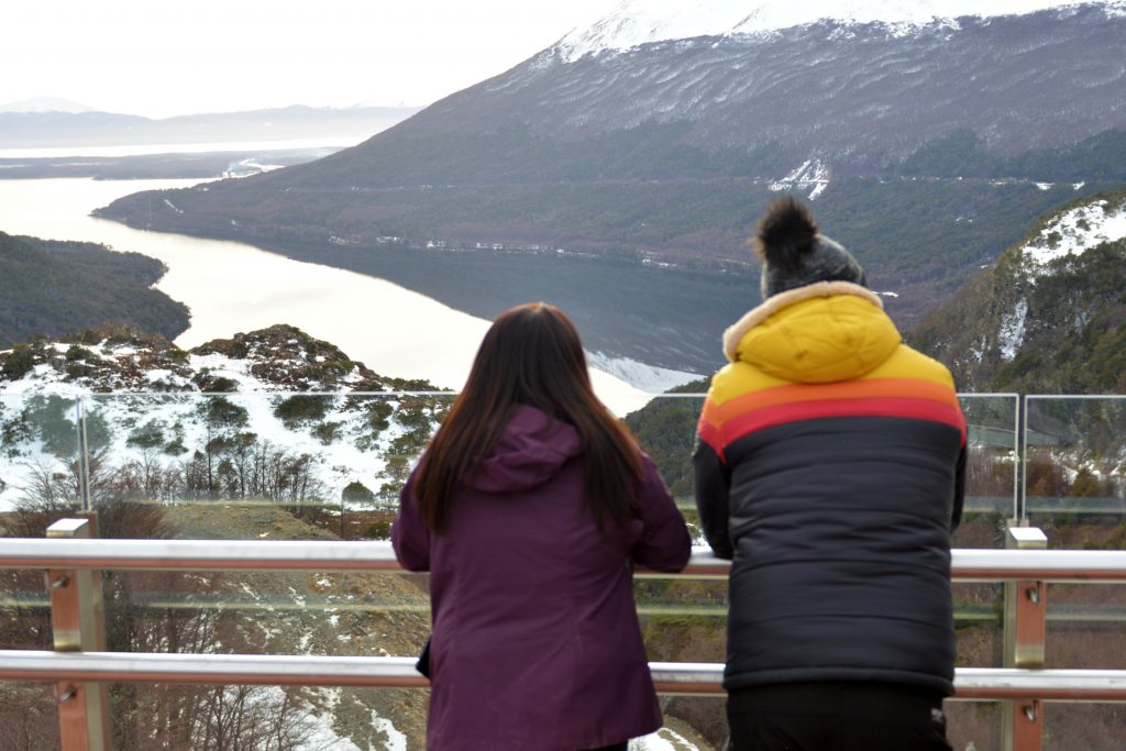 Dos personas mirando el horizonte en Tierra del Fuego. Previaje turismo.