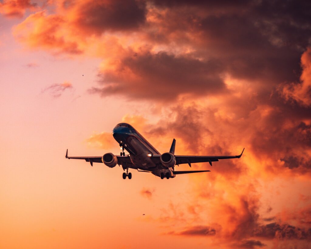 Avión en el aire. Extienden el plan Previaje.