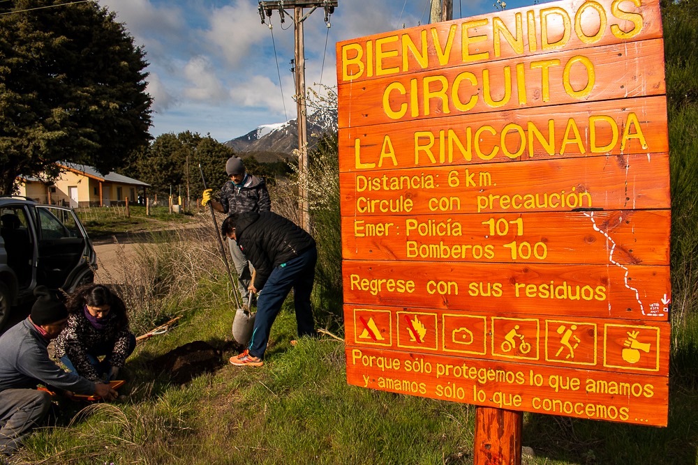 Hombres trabajando de cara a la apertura del turismo en Epuyén.