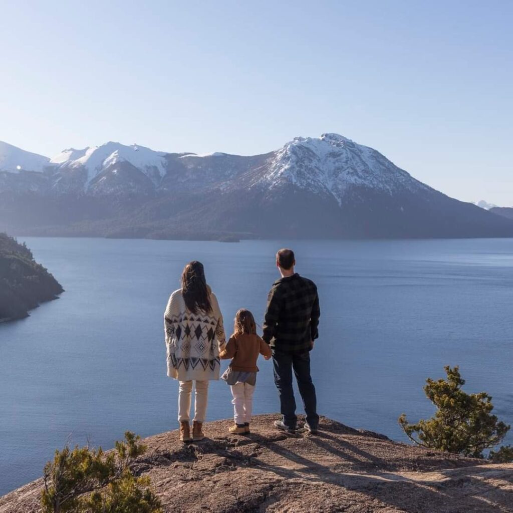 Familia disfrutando de la prueba piloto de apertura del turismo en Bariloche.