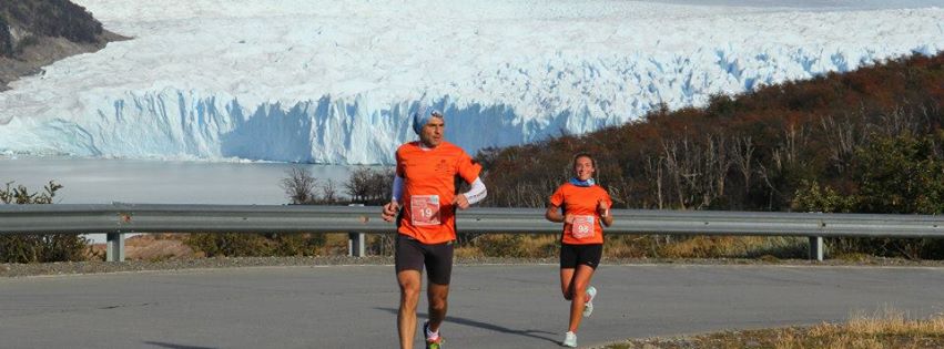 Personas corriendo con el glaciar Perito Moreno de fondo.