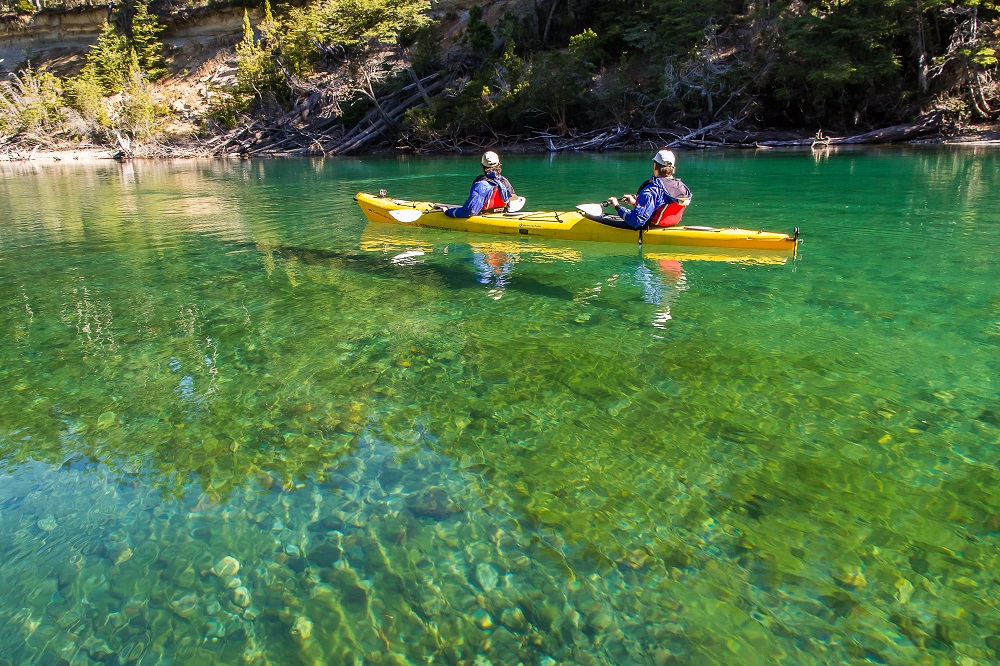 Dos personas en kayak en el río Arrayanes.