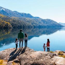 Familia disfrutando de las vacaciones en la Patagonia