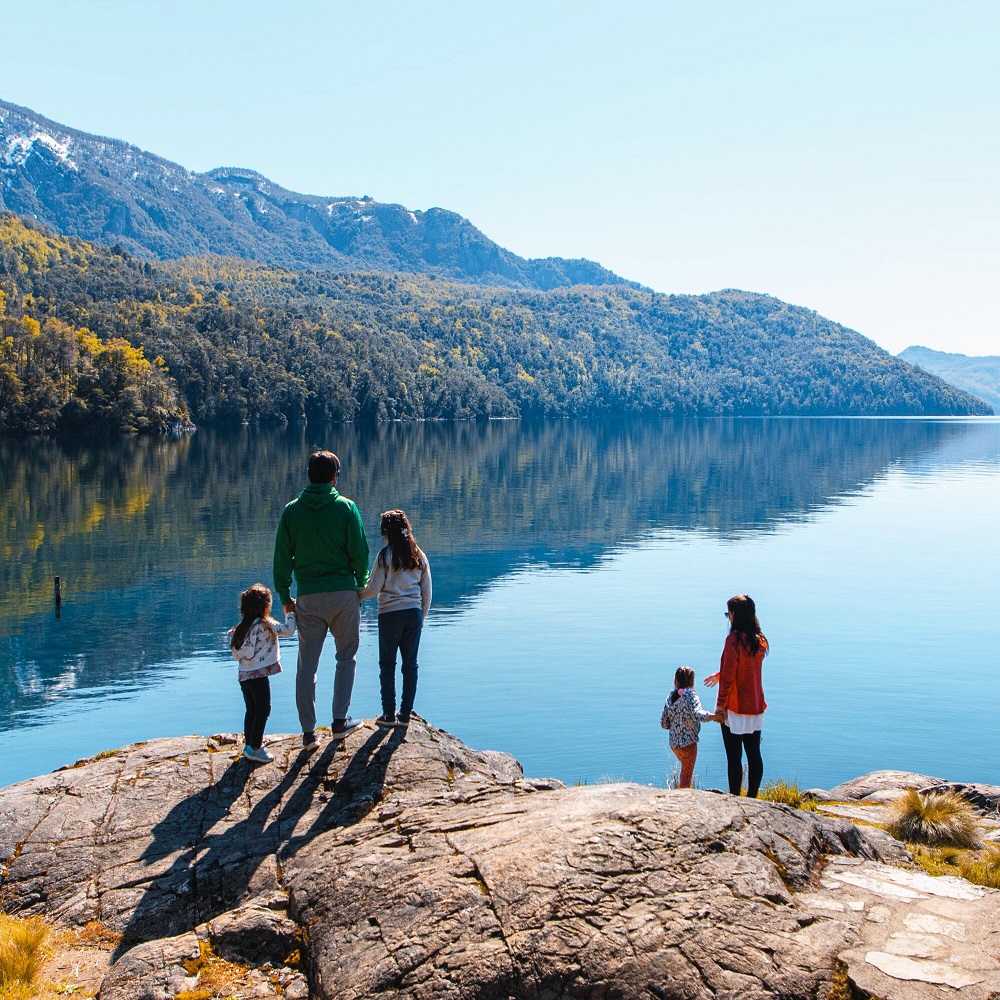 Familia disfrutando de las vacaciones en un destino de la Patagonia.