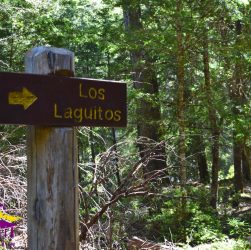 Cartel indicativo refugio Los Laguitos El Bolsón Patagonia Andina