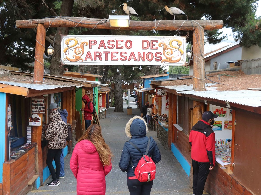 Gente en el paseo de artesanos de El Calafate.