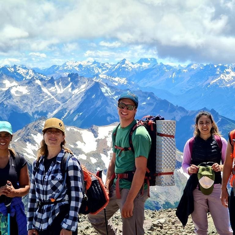 Grupo disfrutando de el verano en el cerro Perito Moreno de El Bolsón.