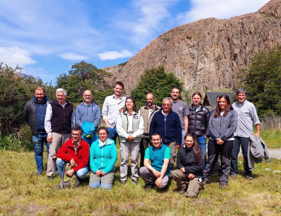 Especialistas trabajan en el proyecto de asfaltado del camino al Lago del Desierto